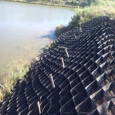 Geocelha avançada de reforço para reter superfícies texturizadas e perfuradas de parede