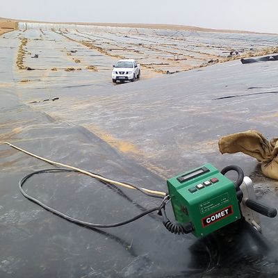 1Geomembrana de HDPE de 0,5 mm para formação no local de um lago artificial, paisagem, canal fluvial, leves