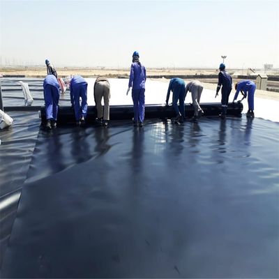 1Geomembrana de HDPE de 0,5 mm para formação no local de um lago artificial, paisagem, canal fluvial, leves