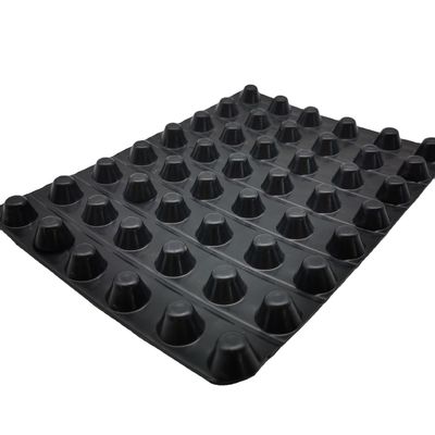 Tabela de drenagem de plástico de fendas de HDPE de 60 mm de altura para a impermeabilização de campos de golfe e telhados