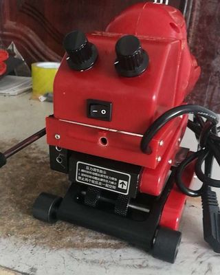 Soldador de membrana de HDPE vermelho-negro de 0,85kW e versátil para soldagem de geomembranas de plástico