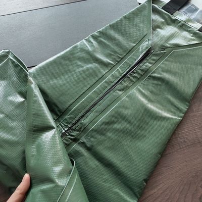 Sacos de irrigação por gotejamento de árvores de PVC de espessura 0,43 mm Capacidade de 20 galões para liberação lenta de água