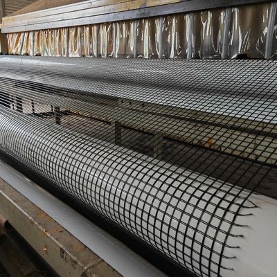 100KN/M Resistência à tração Grelha geográfica de poliéster uniaxial biaxial para paredes de apoio