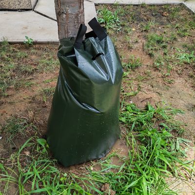 15-25 galões de plástico de liberação lenta saco de irrigação de árvores para irrigação eficaz